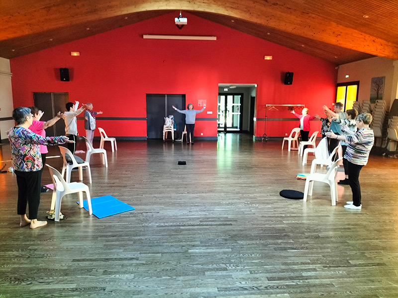 Séance de yoga debout avec appui sur une chaise