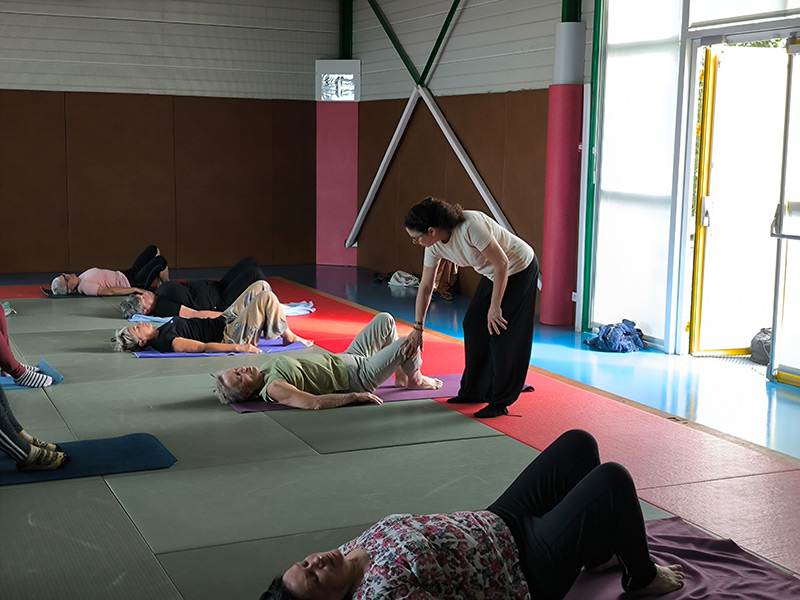 Relaxation en fin de cours, pratiquants allongés sur leurs tapis