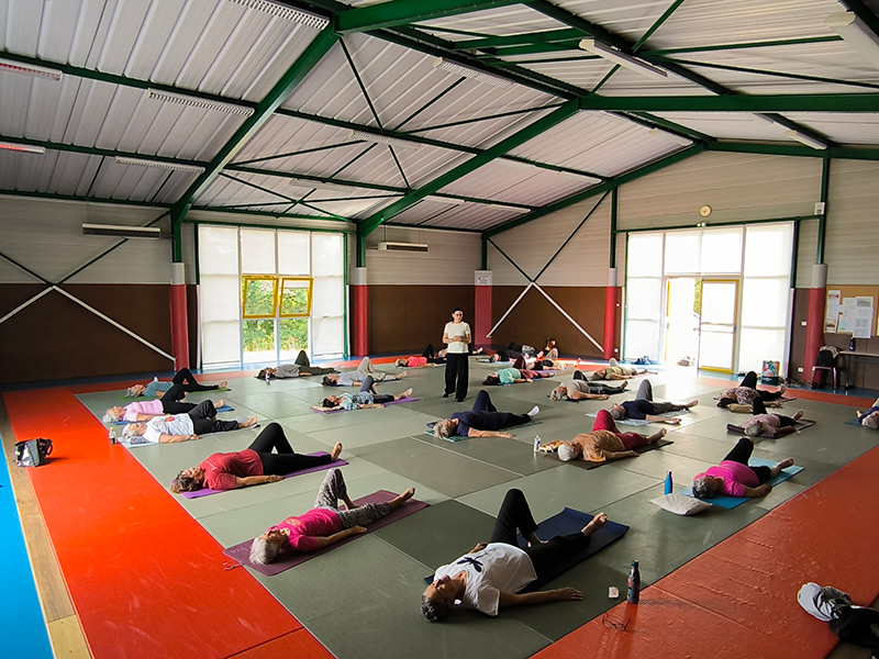Séance de Yoga Nidra, pratiquants allongés sur leurs tapis