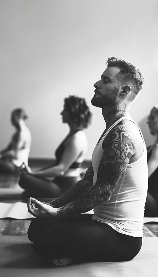 Pratiquant en posture de méditation pendant un cours collectif