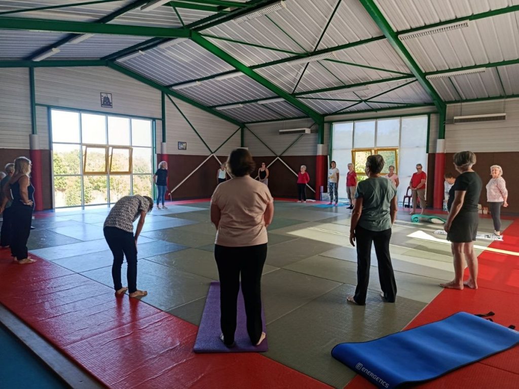 Participantes à la première méditation mensuelle de la saison, le 21 septembre 2026