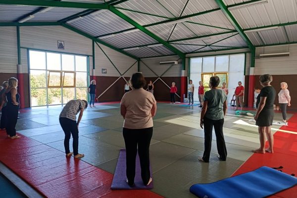 Participantes à la première méditation mensuelle de la saison, le 21 septembre 2026