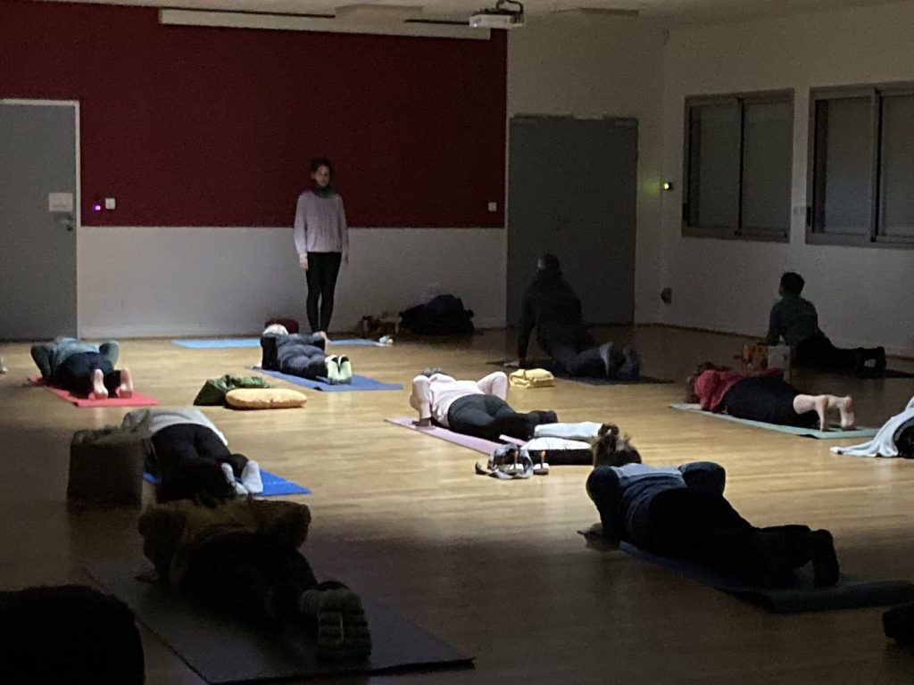 Cours de Hatha Yoga avec Magalie à Chambretaud : pratiquants allongés en relaxation sur leurs tapis