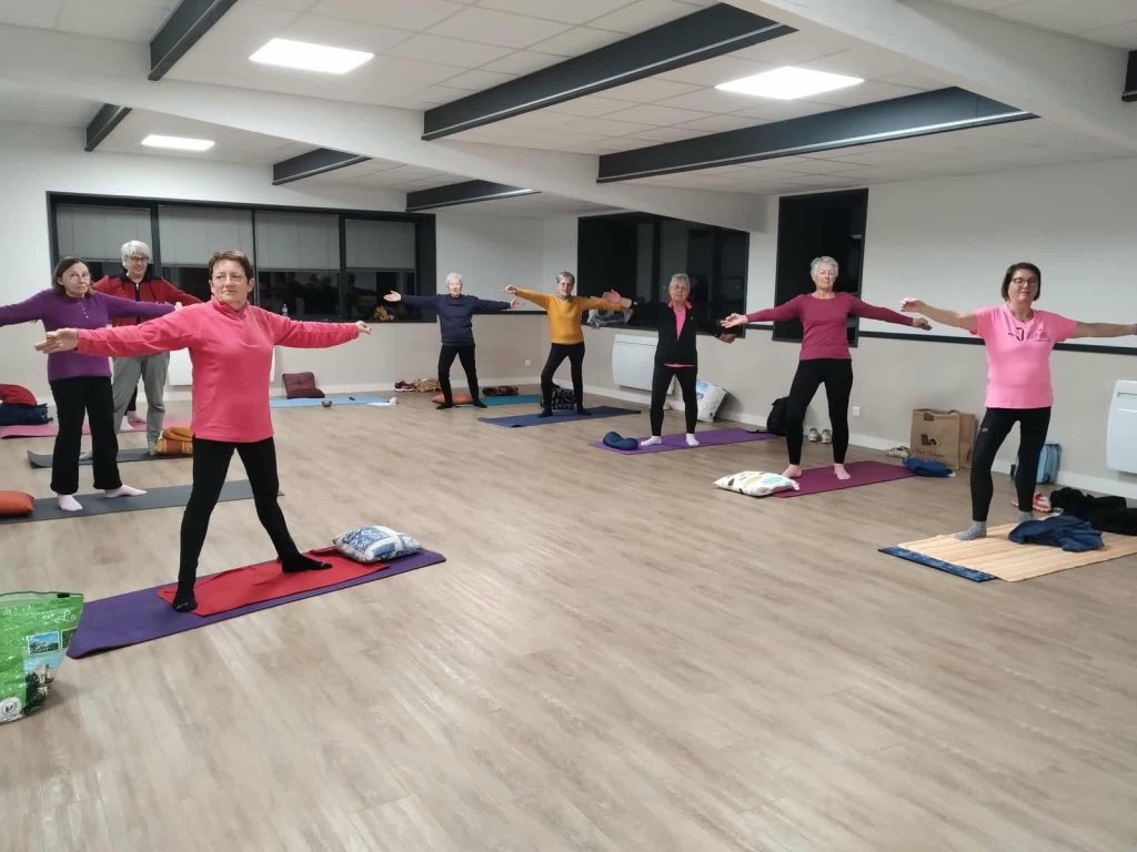 Cours de Hatha Yoga avec Magalie à Treize-Vents : pratiquants debout, bras ouverts à l’horizontale