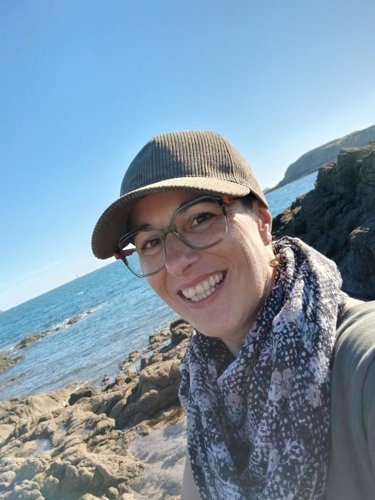 Stéphanie Retailleau Jauffrineau, professeure de Yoga Nidra et de Yoga du Rire, souriante au bord de la mer