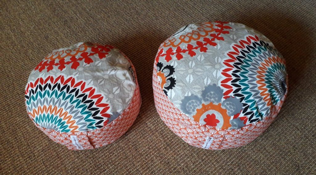 Zafu de méditation Être Nature, motif mandala orange et rouge